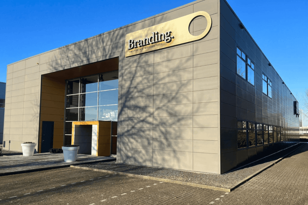 Restyling van 800 m² gevelpanelen in RAL 7022-3