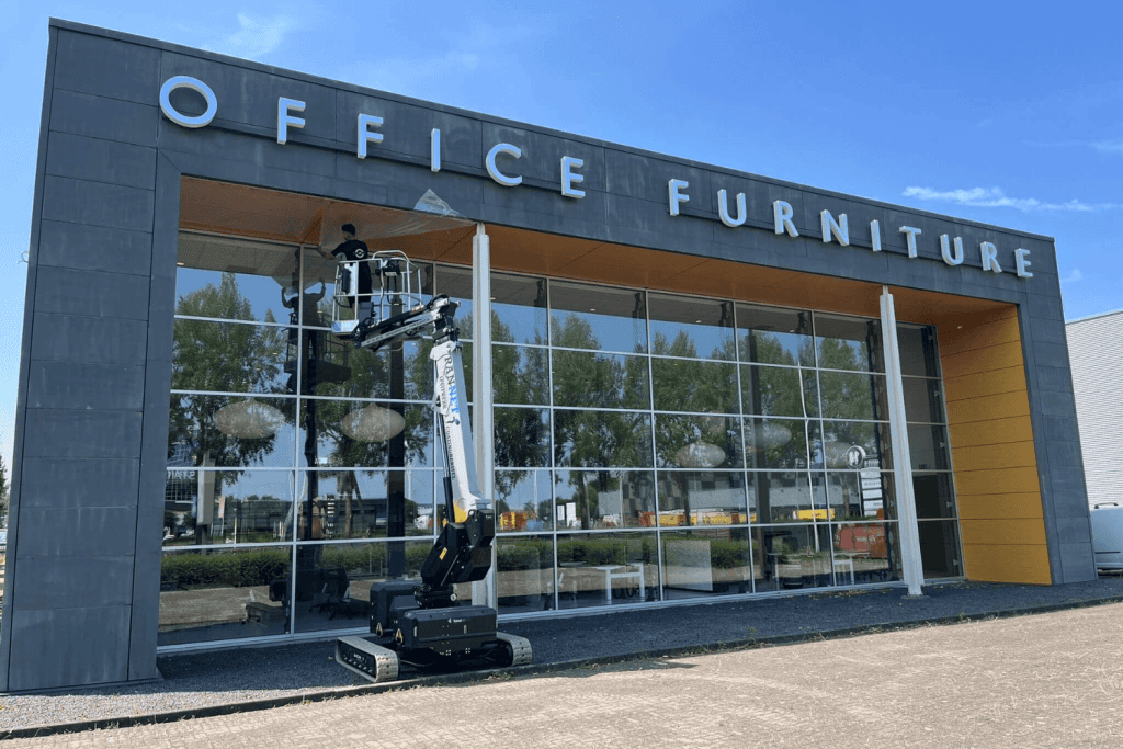 Restyling van 800 m² gevelpanelen in RAL 7022-6