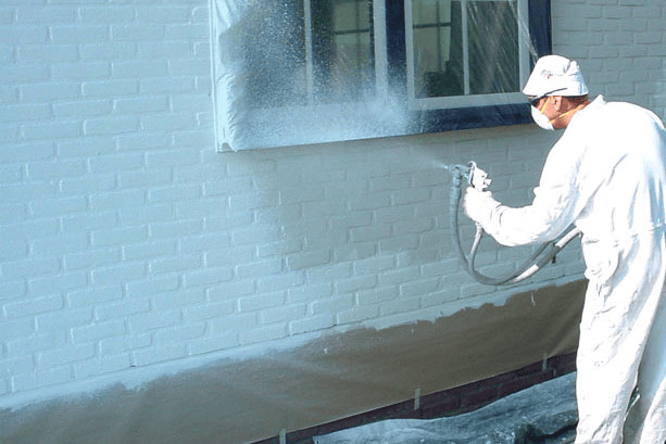 Hoe lang gaat gespoten gevelcoating écht mee