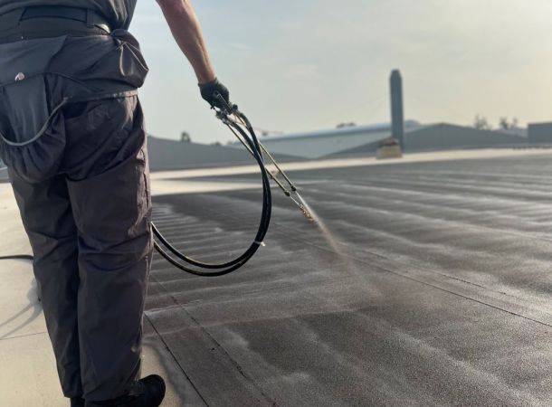 Spuitwerk en zonnepanelen aanpak van coatingonderhoud